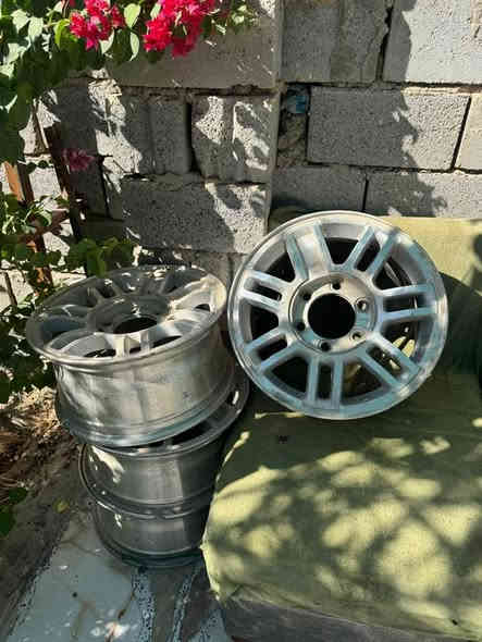 ‏السلام عليكم
‏أخوان للبيع تخم ويل عدد ٤   حجم 16 بلادي همر  H3
وايضا وياهم ويل خامس مصبوغ اسود اللي موجود بالسيارة سبير 

واريد ويل عدد واحد حجم 17 
 
‏موجود بالتعليقات وعلى الخاص
‏وهذا رقم الهاتف
‏***********
