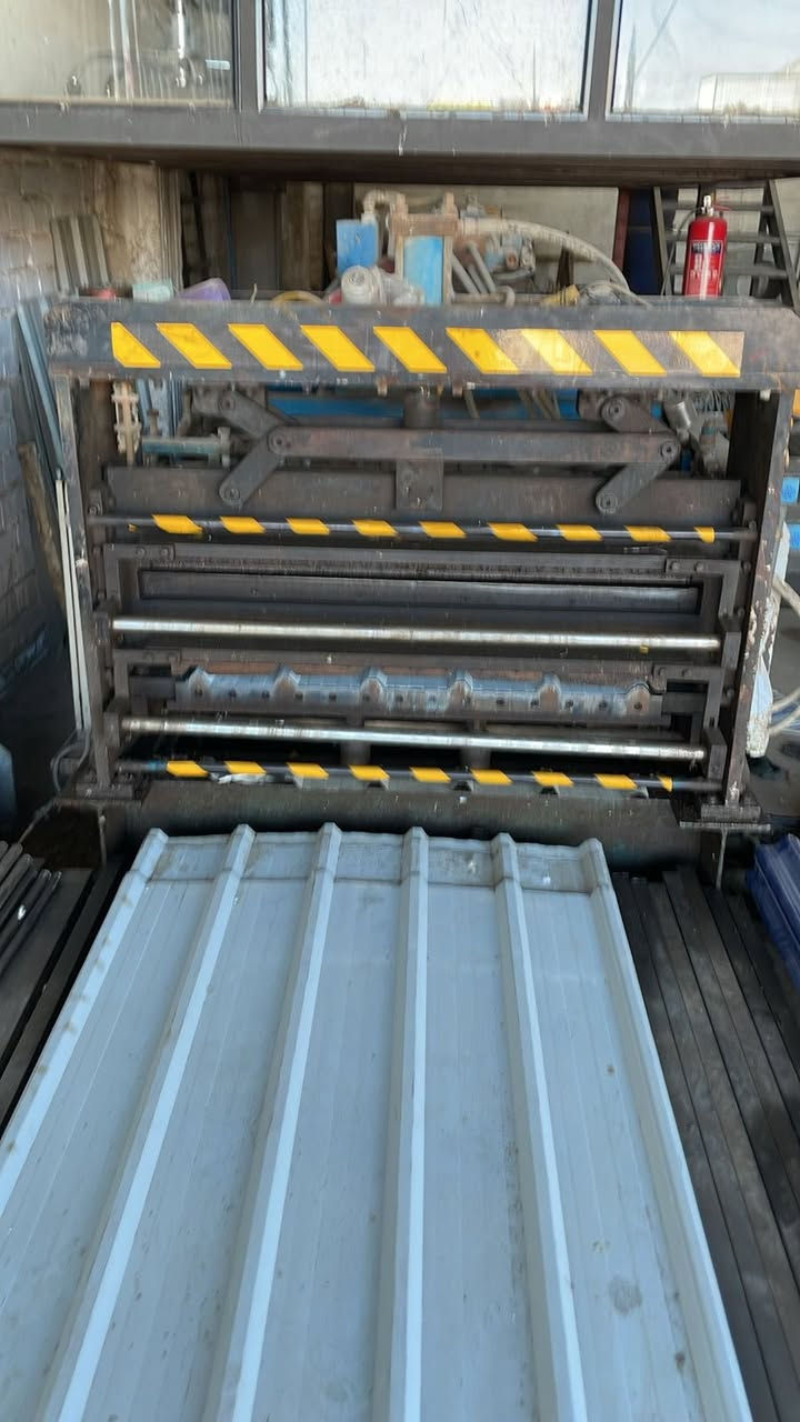 السلام عليكم 
مكينة تضليع كربي 
تتكون من 2 طابق  طابق لتضليع الضلع المدور وطابق لتضليع الكربي  العتيادي المتعارف 
ماكة كلش ضخمه وزنها  17 طن 
موجوده في النجف - حي الحرفين 
شركة العربي - سيد قاسم 
***********
