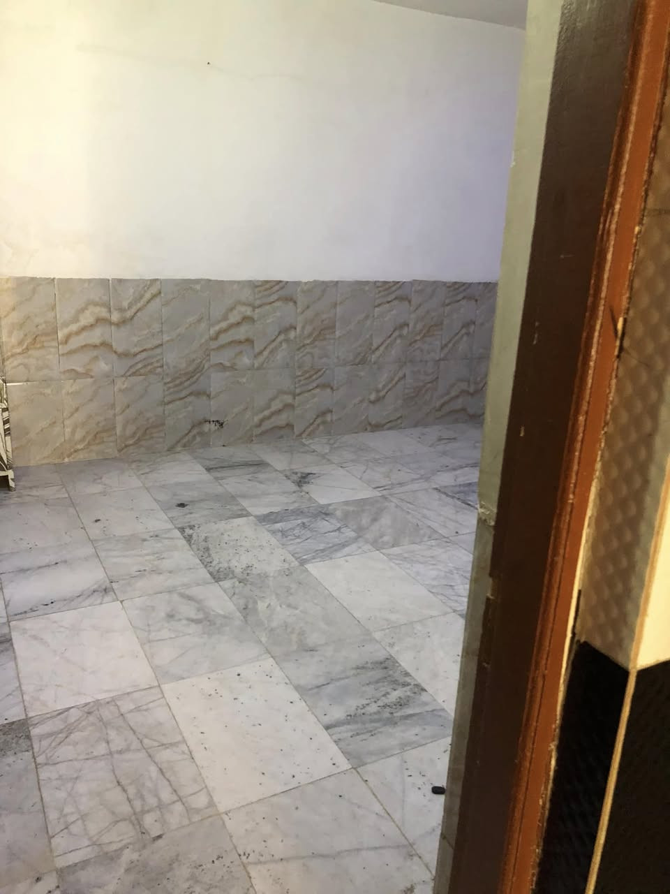 بيت للايجار في منطقه المعالف قرب جامع البستاني  البيت غرفتين وصاله صحيات عدد 2 للاستفتسار ***********
