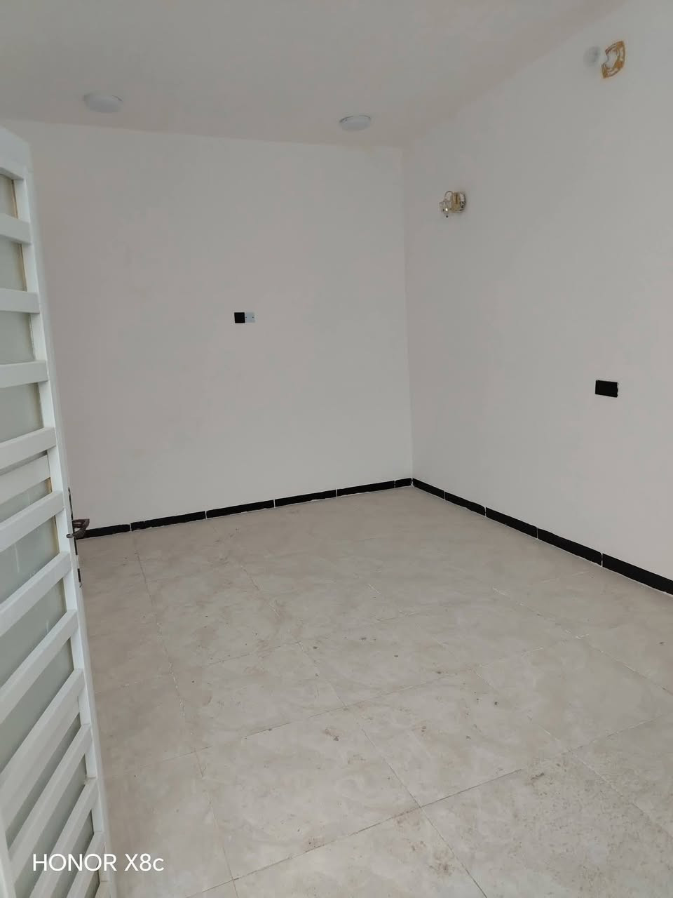 بسعر 34 مليون 100 متر طابو سند 25 العنــــوان #النجف شارع المطار مقابيل ملحق قريه الغدير للستفار ***********او مراسله واتساب ***********
