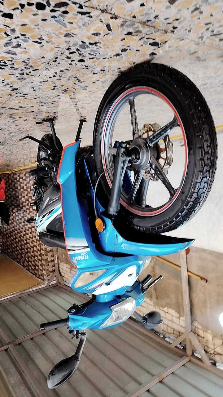 🏍️ للبيع: دراجة RAVAN بحالة ممتازة - مظهر رياضي وأداء قوي
​التفاصيل:
​الماركة: رافان (RAVAN).
​اللون: أزرق ملكي مع لمسات رياضية باللونين الأبيض والأسود.
​الحالة العامة: الدراجة نظيفة جداً كما هو موضح في الصور، الهيكل سليم والمحرك يعمل بكفاءة عالية.
​المميزات: اقصادية جداً للاستخدام اليومي

​تصميم عصري وانسيابي مريح للقيادة اليومية.
​إطارات بحالة جيدة جداً مع جنوط رياضية مميزة بخطوط حمراء.
​اقتصادية جداً في استهلاك الوقود.
​مزودة بمسند (كهربائي) مزدوج لثبات أفضل عند الركن.

السعر ⭕550 قفل
 للتواصل واتساب او اتصال ***********
