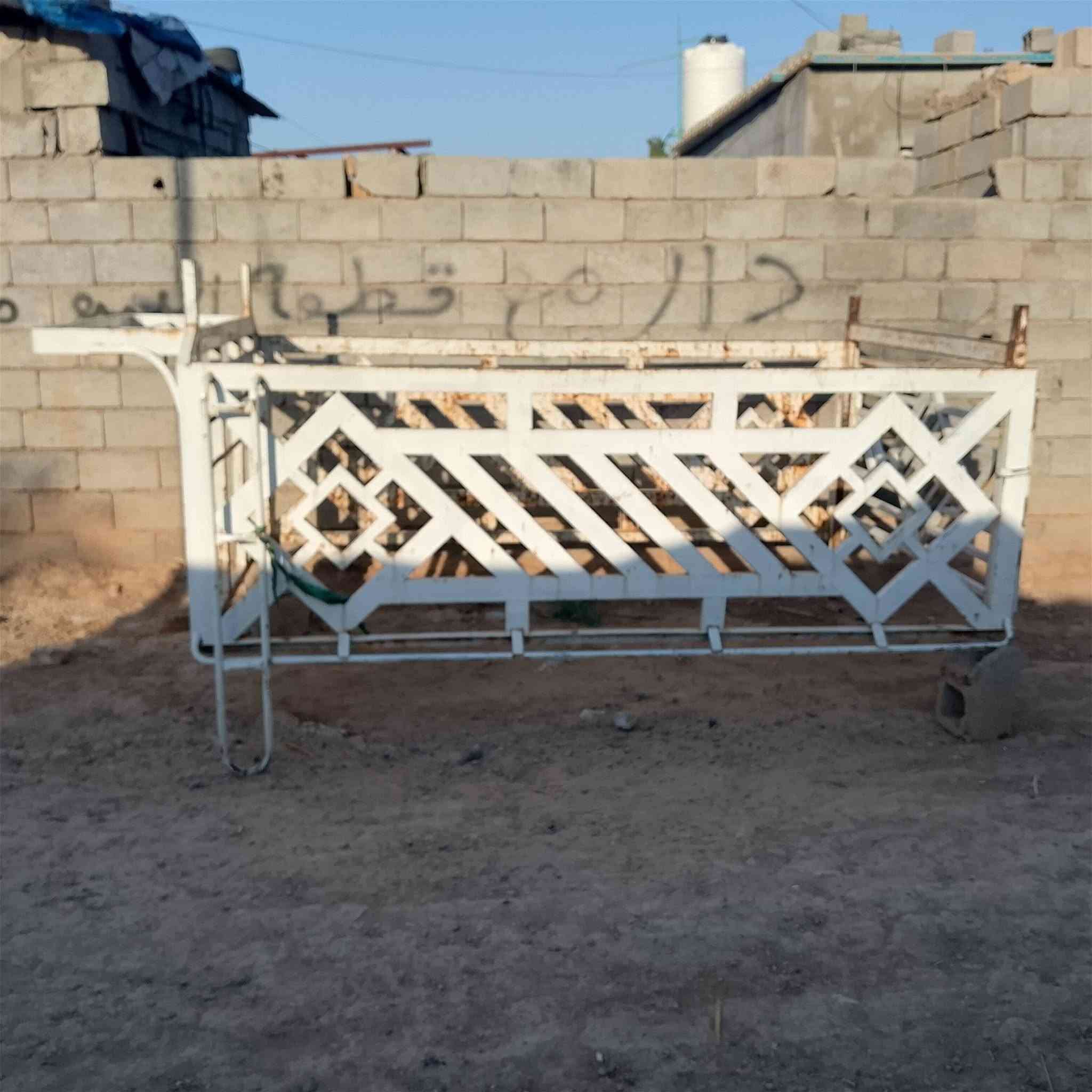 محجر اللبيع نظيف مابيه خياس شرط النظافه عوزه بس صبغ العنوان بغداد حسينيه المعامل قريب على شارع المستشفي السعر 325 وبيه مجال لطيبين رقم الهاتف ***********
