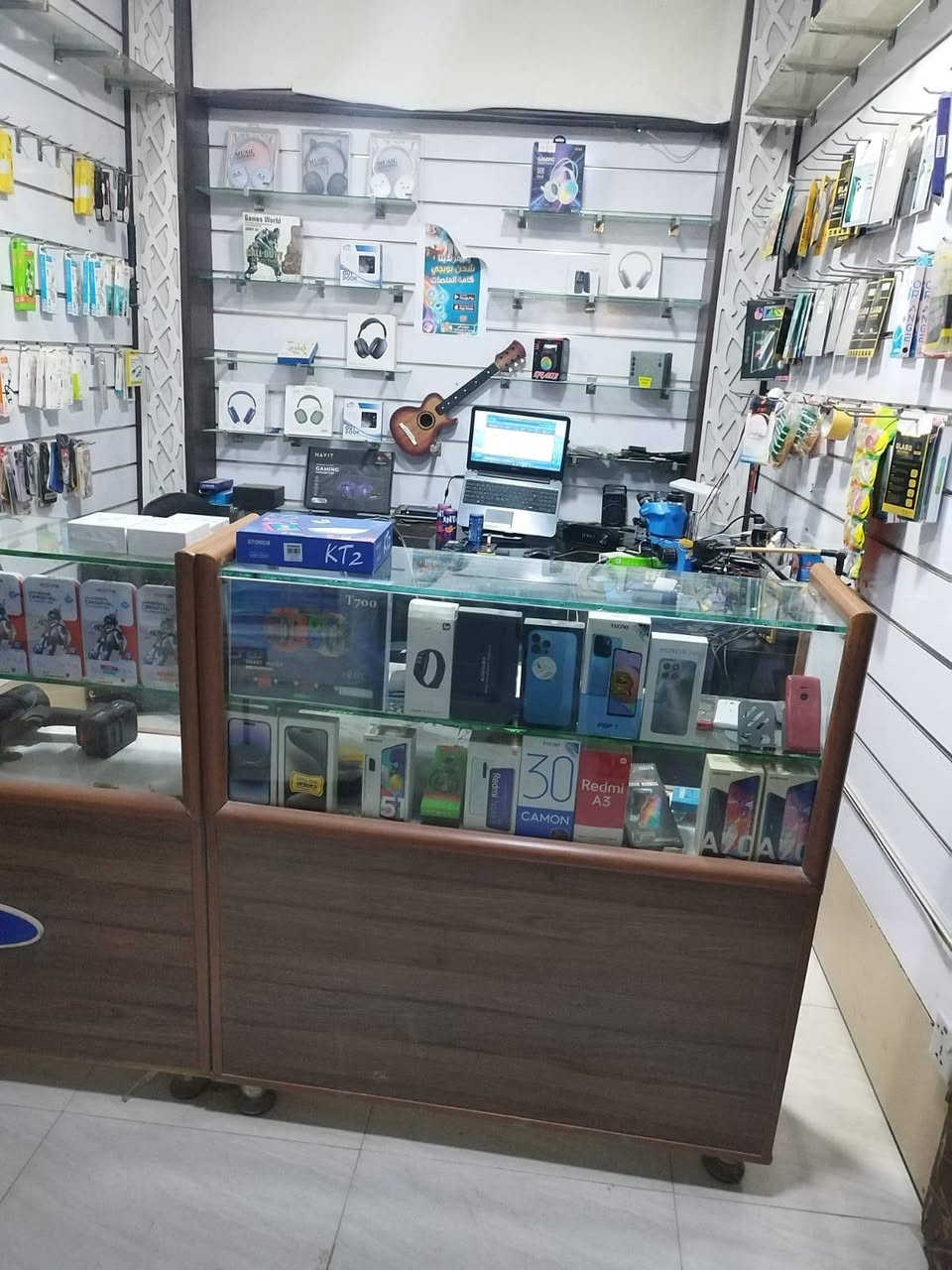 السلام عليكم ديكور محل موبايلات كامل للبيع السعر 350 وبيه مجال العنوان كاطون الرازي للاستفسار مع صاحب الديكور ***********
