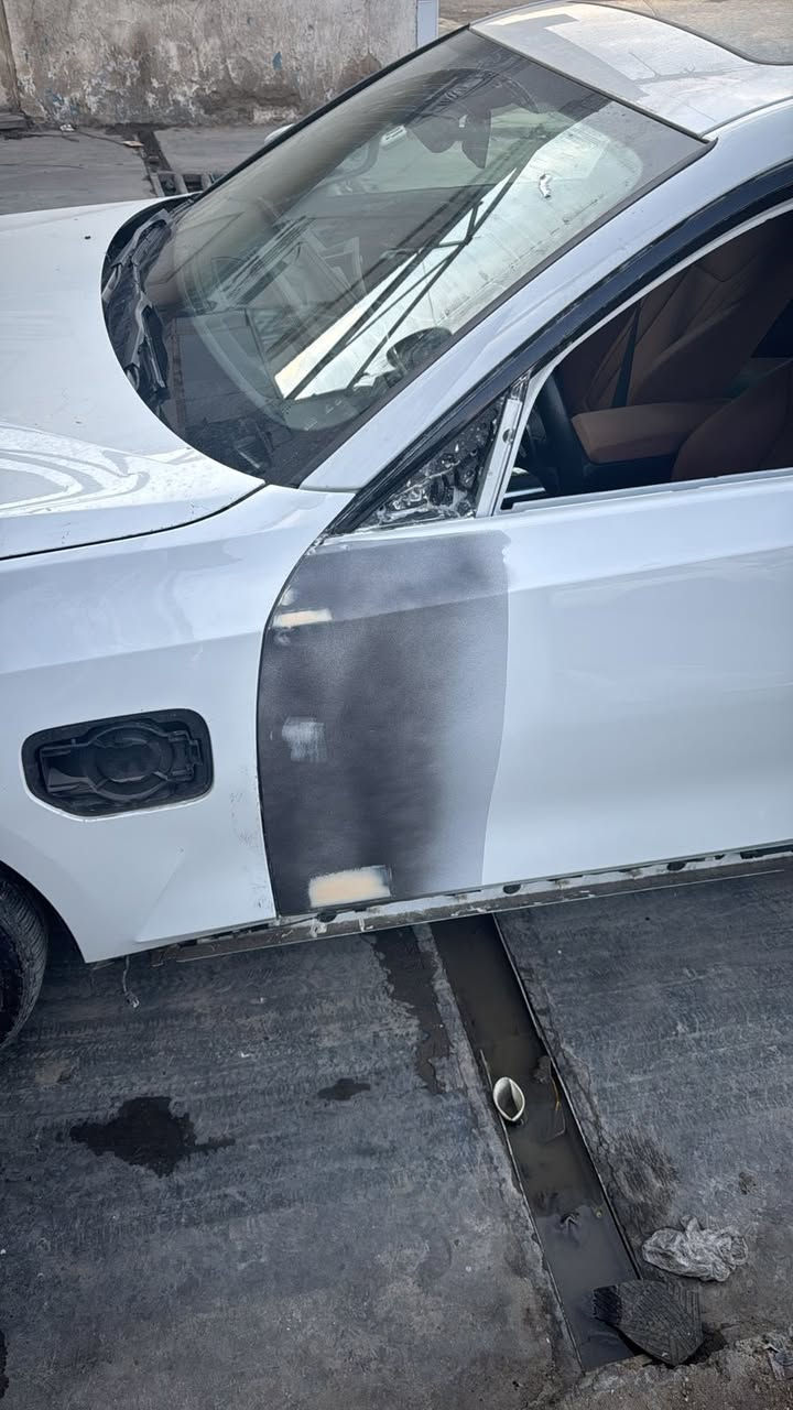 السلام عليكم BMW 330i للبيع موديل 2023.  

محرك 4 سلندر 2000 توين بور تيربو صاروخ 🚀 

وارد امريكي ممشى السيارة 25,000 ميل 

لون ابيض دواخل لون عسلي رقم بغداد  

السيارة 1/1 فول مواصفات 

ويل 19 و تخم تايرات جديدة 

السيارة حادث امريكا فقط خشم البنيد وهنا بغداد شبر بالباب صبغ 

كلشي مابيها صفر مسج  نضيفة من كل نواحي 

نقطة مصرف ماتحتاج تحويل مباشر

المواصفات :

رادار امامي 

تحذير رادار من الاصطدام الأمامي 
 
تحديد المسار وتحذير بالنقاط العمياء بالمرايات

رادار تحذير وكشف المشاة اذا قربت تصدم

 حساسة 360 درجة امامي وخلفي كامرة خلفيه

فتحة سقف ونظام دخول ذكي وترحيب وبصمة
     
شاشة تدعم نظام  Apple CarPlay /Android

كشنات كهربائية و نضام تدفئة 

تدفئة ستيرن و شاشة وعداد الكترواني بالكامل

قطعتين تبريد امامية وخلفية منفصلة

نظام اوتو هولد وهاند بريك كهربائي وشفتات

صندوق كهرباء 

منافذ شحن USP امامي وخلفي 

شباك امامي كهربائي ينفتح وينسد حسب الحاجة

وباقي مواصفات هواي معروفة بال BMW

سعر السيارة : 31,500 الف دولار بيها مجال بسيط

للتواصل : ***********
