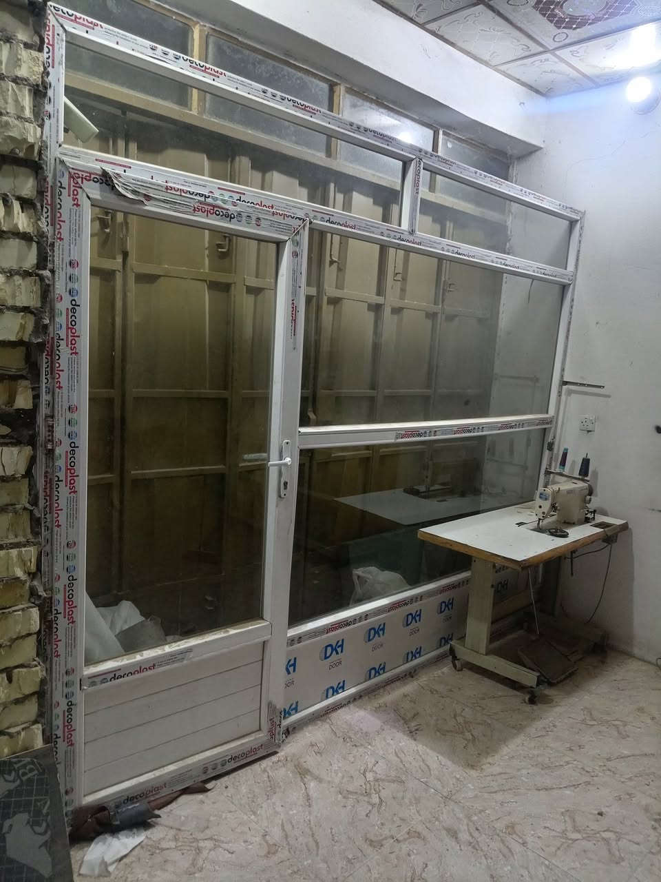 اللهم صلي على محمد وال محمد
جام خانه المنيوم اخت الجديده وميزها جام بس عليه لزكه قياس العرض ٣ مترات ولرتفاع مترين ونص  الميز طوله ٣ مترات ولارتفاع متر العنوان سده الهندية منطقة العلكاية  السعر ٣٥٠ وبيهه مجال استفسار اكثر ***********
