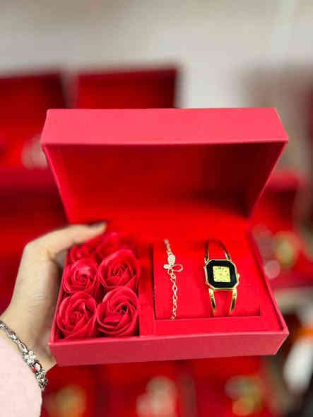 ⁨ ساعة يد أنيقة: بتصاميم عصرية وجذابة.
أساور متناسقة: لإطلالة مفعمة بالأنوثة والرقي.
علبة هدايا فاخرة: بألوان ساحرة 

📍 السندباد.. لكل ما يلامس ذوقك.
خدماتنا:
✅ يتوفر توصيل داخل المجمع (مجمع بسماية).
🚚 توصيل لجميع المحافظات العراقية.
موقعنا:
🏙 بغداد – مجمع بسماية السكني – الشارع العام – مقابل A2
للتواصل والاستفسار (واتساب أو اتصال):
📱 ***********
📱 ***********
#هدايا #إكسسوارات #ساعات #أساور #طقم_هدايا هدايا_نسائية هدية_مميزة السندباد مكتبة_السندباد بسماية⁩
