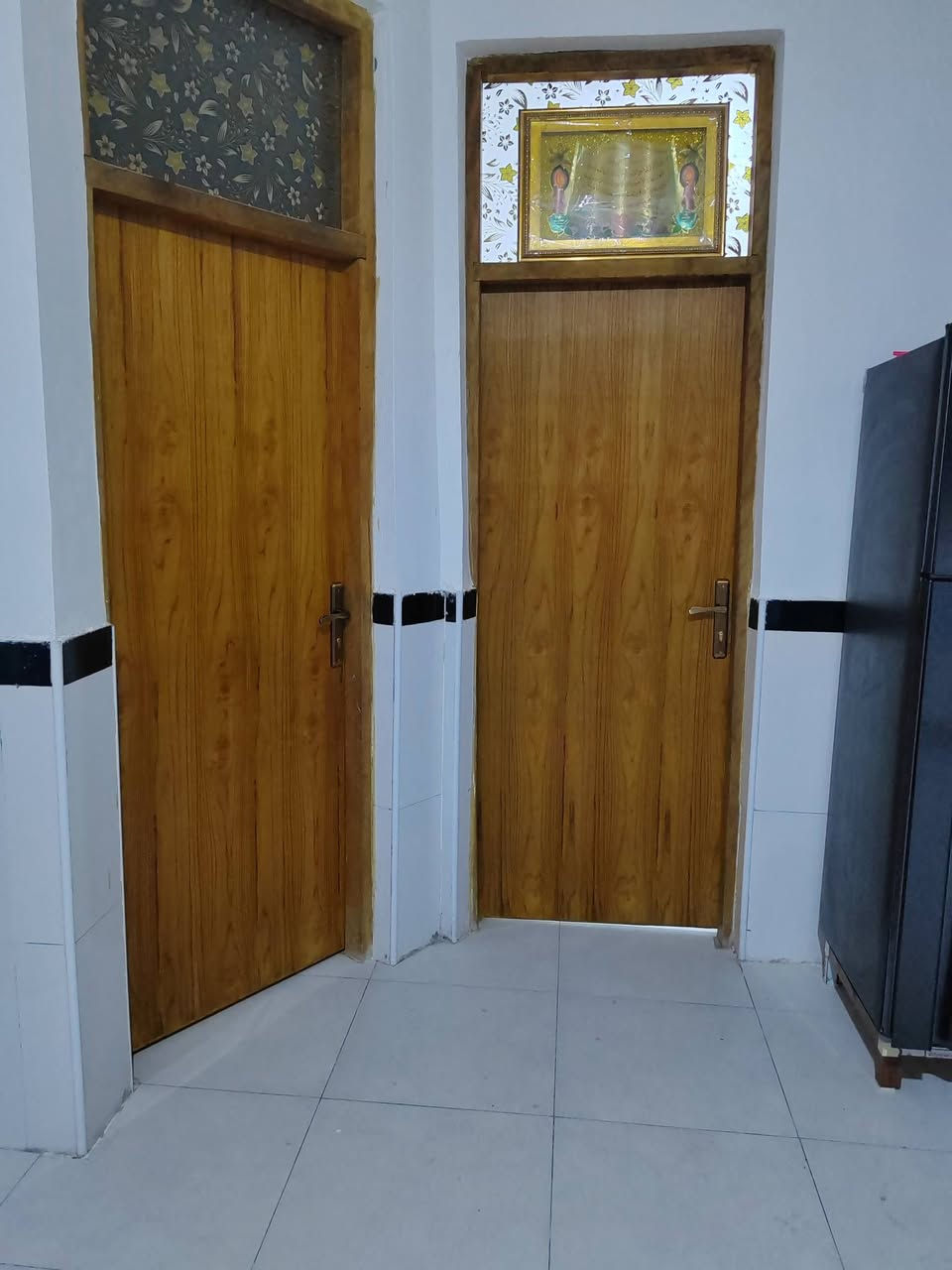 السلام عليكم بيت رقم 200 متر بحي الغدير الثانيه ضهر شارع 30 معامله كامله بناء 2024 صب سعر 100 رقم الهاتف ***********
