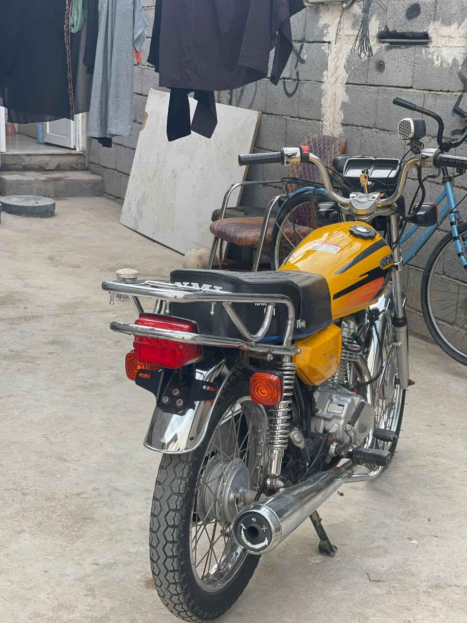 (سلام عليكم)دراجة نامة شلامچة
1.مكينة نامة موديل 2023برغي ما مفتوح بيهة 
2.ادوات مكفولة من السرقة اتكاتب وياك وين تريد 
3.سعر 700 وبيهة مجال لطيبين
عنوان (بصرة ابو الخصيب)
4.كهربائيات كلهة شغالة
للتواصل (***********)
