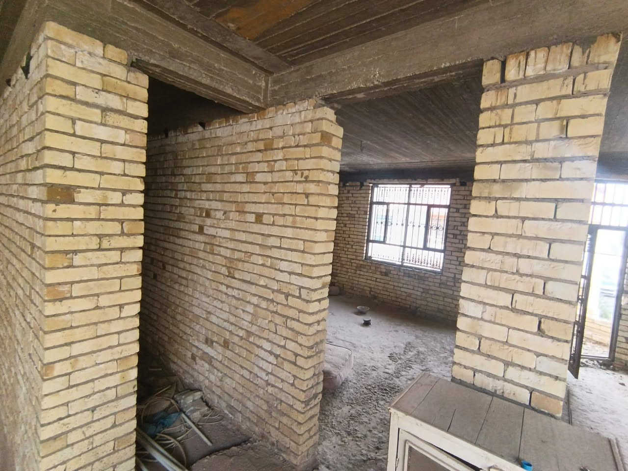 بيت للبيع حي الصحفيين هيكل طابقين  مساحة ٢٠٠ 
البيت عباره عن ٦ غرفه نوم واستقبال ومطبخ وصاله ودرج ملكي بسيط  
البيت طابقين طابق الارضي كامل مجاري ومي وكهرباء  وملبوخ  والطابق ثاني  طابوك فقط 
 ملحقات 
واستقبال ومطبخ وصاله ودرج ذو أجنحة ملكية  
تصميم البيت جميل جدا  
موقع البيت في حي الصحفيين 
السعر ٥٠٠ وبيه مجال
مكان المكتب /  ملحق الفارس قرب أسواق آدم 
 *********** 
0783136470
*********** واتساب 
‏‪
