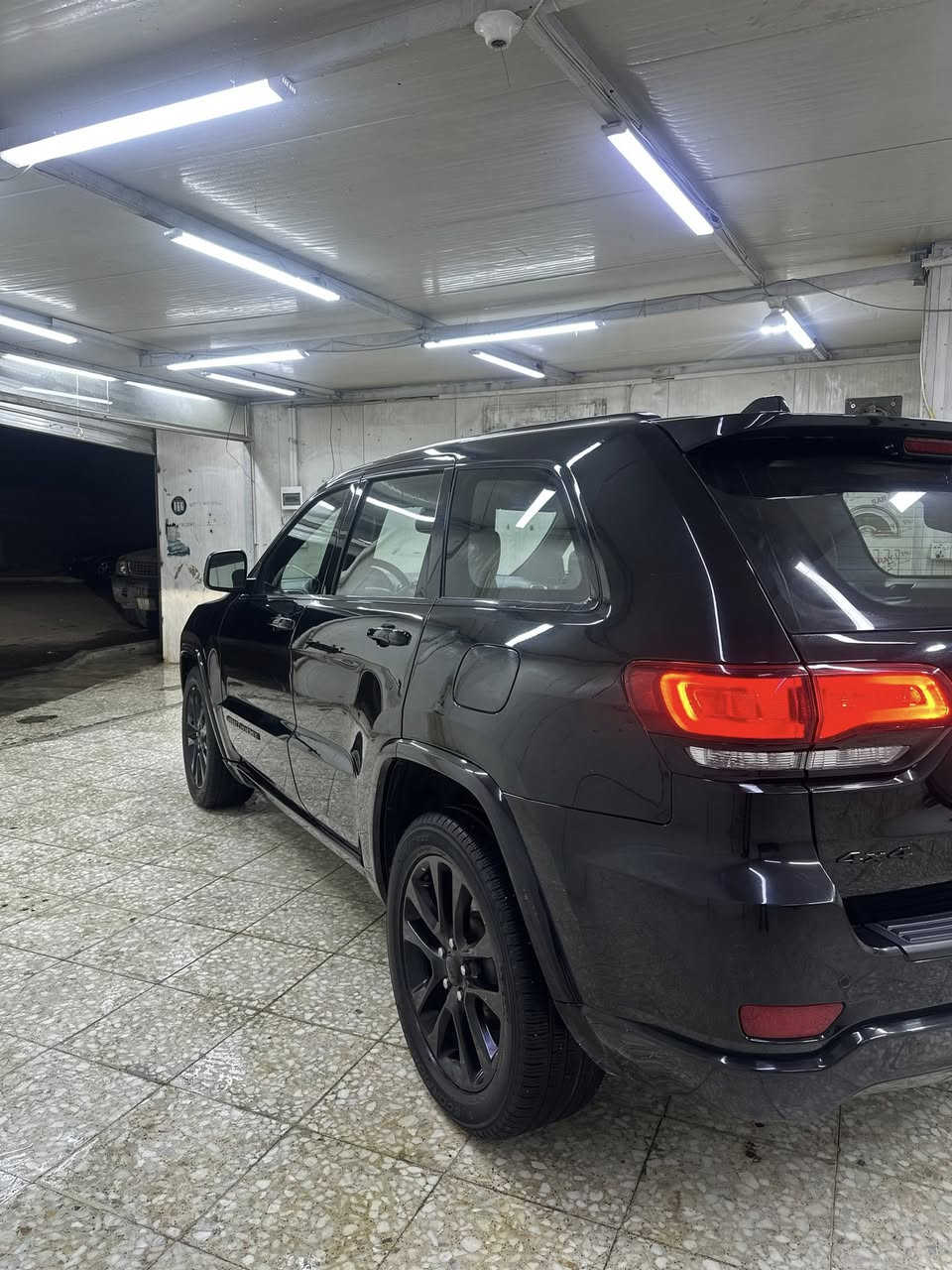 السلام عليكم 
جيب بلاك توب 
الموديل 2019 
عداد المسافة 113.000 كيلو وقابل للزيادة 
مواصفات السيارة 
فتحة 
باب خلفي كهرباء 
المقاعد كهرباء + تدفئة كشن + تدفئة ستيرن 
وباقي التفاصيل معروفة بالجيب بدون ذكرهن 

حادث السيارة من امريكا
 دعامية خلفية + ربع الباب الخلفي صاير بي صبغ من جهة اليمين 

وهنا صار بيه طخات بصفحة اليمنه بالجاملغ الامامي على حطته رصعة على حطته وبالجاملغ الخلفي كذلك رصعة على حطته وبالبابين صار بيهم صبغ من جوه 

السيارة فقط ايرباك بردة طاك بيه اثر الحادث الخلفي بجم كبس مملعوب بي وصور الحادث منشورة كذلك 

للاستفسار هذا رقم تلفوني 
***********
***********
