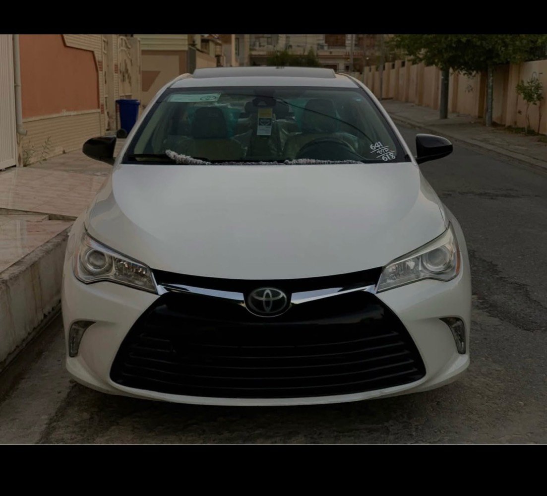 سيارة تويوتا كامري بيضاء فاخرة بحالة ممتازة وناصعة البياض. توفر لك أداء اعتمادي وراحة في القيادة مع مساحة مريحة للركاب. إذا كنت تبحث عن سيارة تجمع بين الأناقة والعملية، هذه السيارة تناسبك تماماً.