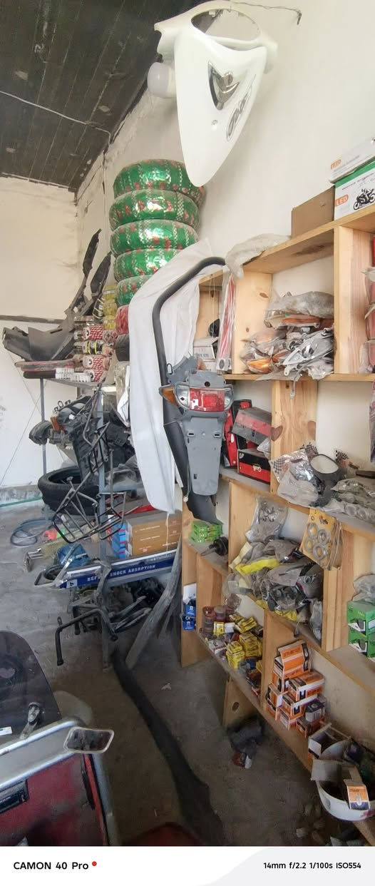 سلام عليكم محل يحتوي على غراض دراجات للبيع غراض كله جديده وسعار مناسبه تريد ابيعك فقط الغراض تري ابيعك المحل بل كامل مع الرفوف وبصفي محل تصليح دراجات مكاني كربلاء طويريج جمعيه على جدول خلف مدرسه لبنان ***********
