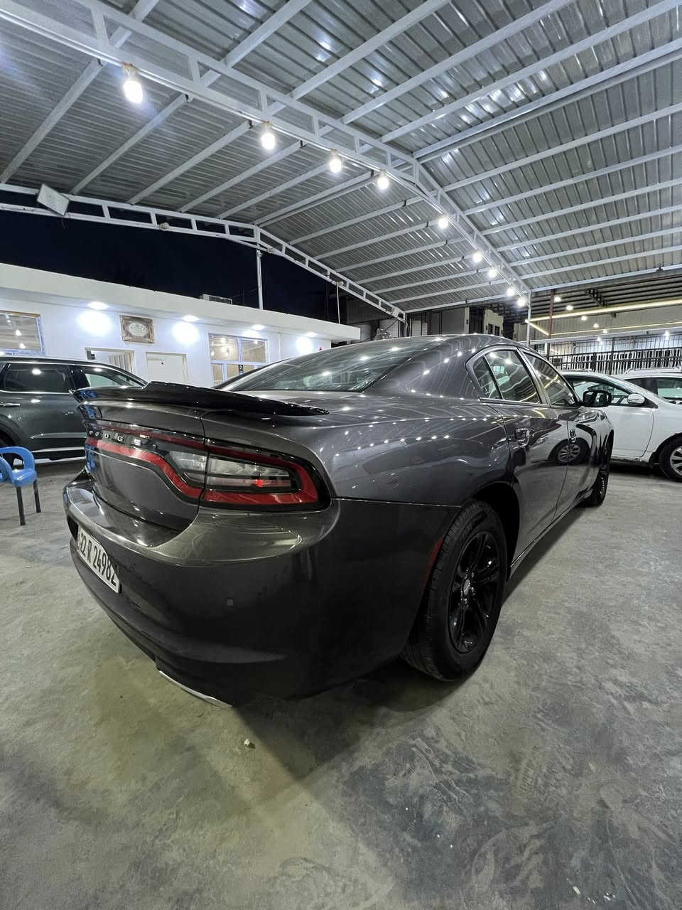 تشارجر SXT 2023 فئة الدخول العملية من السيارة الرياضية الشهيرة، وتجمع بين الأداء الاقتصادي والمساحة العائلية. تأتي بمحرك V6 سعة 3.6 لتر يولد 292 حصاناً، وتتميز بناقل حركة أوتوماتيكي من 8 سرعات، ونظام دفع خلفي المواصفات الفنية والأداءالمحرك: 6 سلندر (V6) بسعة 3.6 لتر.القوة: 292 حصاناً.عزم الدوران: 353 نيوتن متر.ناقل الحركة: أوتوماتيكي من 8 سرعات (TorqueFlite).نظام الدفع: دفع خلفي (RWD).التسارع: تنطلق من 0 إلى 100 كم/س في غضون 6.4 ثانية.استهلاك الوقود: اقتصادي نسبياً، حيث تستهلك حوالي 12.38 لتراً لكل 100 كم داخل المدينة، وتصل إلى ما يقارب 7.8 لتر لكل 100 كم على الطرقات السريعة شاشة المعلومات والترفيه: شاشة لمس قياس 7 بوصات أو 8.4 بوصات تدعم تطبيقات أبل كاربلاي (Apple CarPlay) وأندرويد أوتو (Android Auto).نظام الصوت: نظام قياسي مكون من 6 مكبرات صوت مع إمكانية الترقية لنظام Alpine الفاخر.الراحة والتكييف: نظام تكييف هواء أوتوماتيكي ثنائي المنطقة مع فتحات تهوية للمقاعد الخلفية.المقاعد: مقاعد قماشية عالية الجودة مع إمكانية التعديل الكهربائي لمقعد السائق، وتتوفر فئات أخرى بمقاعد جلدية.السلامة وأنظمة المساعدة: نظام تثبيت السرعة، كاميرا للرؤية الخلفية مع حساسات، نظام مراقبة ضغط الإطارات، ومساعد صعود المرتفعات.التشغيل: نظام الدخول الذكي (بصمة) مع تشغيل المحرك عن بُعد.

ملاحظه سياره حادثه بنيد جملغ بنيد 
ماشيه 54ميل سعره 250
رقمي *********** 

***********
