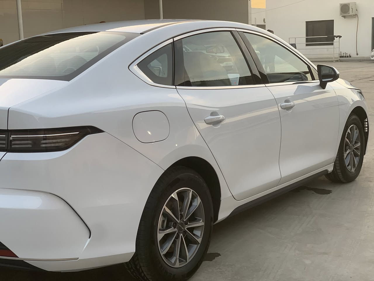 سلام عليكم بي وابي دي دسترو للبيع موديل ٢٠٢٥كفالة عامة على وظع الشركة   غراض الشركة الكيبل والملحقات الاصلية  مرقم بغداد  
مكان السيارة الاعلام ***********
