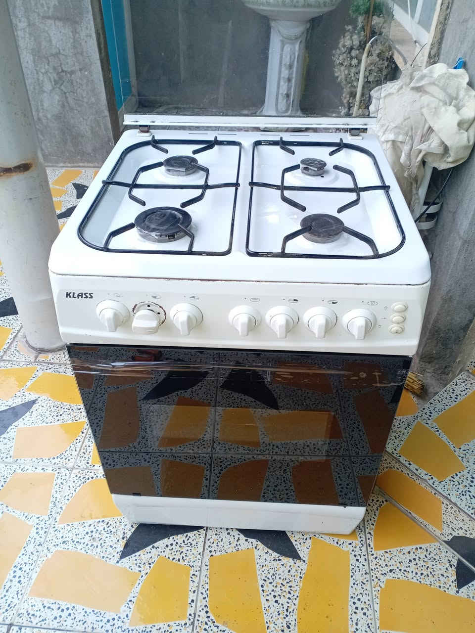 يوجد غرفة نوم نظيفه وصوبه غازيه وكهرباء بعده جديد ومكنسه وطباخ مع غنينه غاز *********** وتساب
