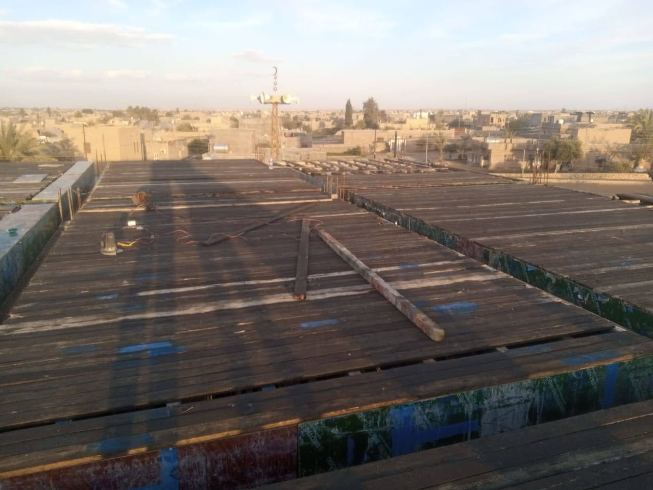 ﴿فِي بُيُوتٍ أَذِنَ اللَّهُ أَن تُرْفَعَ وَيُذْكَرَ فِيهَا اسْمُهُ﴾
​نداء الغيرة على بيوت الله .. نداء الخير لفاعليه 
​إلى كل من يرجو ظلَّ الله يوم لا ظلَّ إلا ظله، إلى أهل الكرم والشهامة والنفوس الطيبة..
​مسجد (خالد بن الوليد) يناديكم  في منطقة سويحل ناحية الكرابلة ، قضاء القائم محافظة الانبار .
 المسجد الذي ننتظر اكتماله ليكون منارةً للهدى ومأوىً للمصلين، وصل اليوم إلى مرحلة "صب السقف".. وهي المرحلة التي نحتاج فيها إلى وقفة الرجال وتكاتف الأيدي.
​أيها الأحبة..
​كما ترون في الصور المرفقة، الأعمال مستمرة والنجارة جاهزة، ولكننا بحاجة إلى دعمكم لتوفير المواد الأساسية وأجور النجارة والعمال. تخيلوا سقفاً يظلل المصلين من حر  الصيف وبرد الشتاء، كل سجدة تُسجد تحته، وكل آية تُرتل في جنباته، وكل "آمين" يرفعها المصلون.. ستكون في ميزان حسنات من وضع لبنة، أو دفع أجرة عامل، أو ساهم بمبلغ ولو بسيط
​نحن اليوم بحاجة إلى:
✅ تكاليف مواد الصب (الإسمنت والحديد).
✅ أجور العمال والنجارة 
​يا باغي الخير..
الدنيا فانية، والأموال تذهب وتجيء، ولكن "عمارة بيوت الله" هي التجارة الرابحة التي لا تبور. لا تقل مالي قليل، فربّ درهمٍ عند الله بآلاف، والقليل مع القليل يرفع السقف ويتم البناء.
​اجعل لك "أثراً" لا ينقطع..
اجعل لك خبيئةً بينك وبين الله، تنفعك يوم ترحل عن هذه الدنيا ولا يبقى معك إلا عملك وصداقتك الجارية.​"وَمَا تُقَدِّمُوا لِأَنفُسِكُم مِّنْ خَيْرٍ تَجِدُوهُ عِندَ اللَّهِ هُوَ خَيْرًا وَأَعْظَمَ أَجْرًا"
​للتواصل وتقديم الدعم (نقدي أو عيني):
محمد عواد
  ***********  
رباح خلف
‏‪0781 397 3553‬‏
للتبرع عبر ماستر كارد 9069249044
للتبرع عبر زين كاش ***********
​📌 فضلاً وليس أمراً.. شارك المنشور لعل الله يكتب لك الاجر بسببه .
