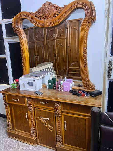 سلام عليكم
غرفة نوم للبيع صاج درجة اولى 
 ست بيبان وملحق وجرباية وملحقاته
وميز تواليت وجزامة أحذية وزاوية 
لاستفسار واتساب ***********
