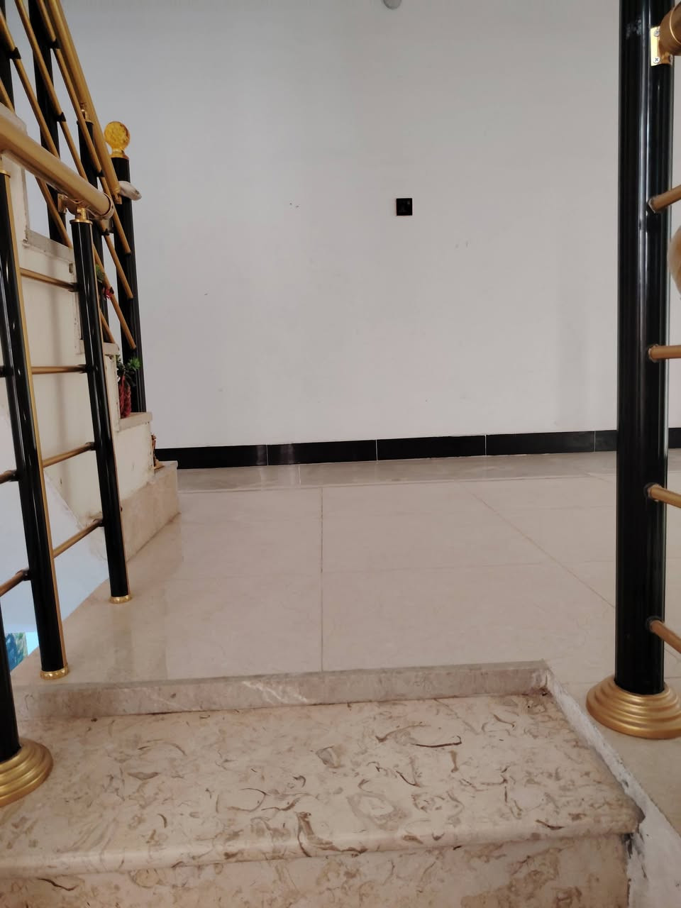مساء الخير
بيت للبيع مساحه ١٠٠ متر طابقين مرقم بلديه 
خلف شركة الكوثر قريب ع شارع العام العباسيه يتكون  من مدخل صحيات خارجيه أو داخلية عدد ٣ من استقبال 5*3 مطبخ 3*3 صالات عدد 2  مع غرف عدد 3 ارضيه بورسلين
سيراميك اسباني بناء درجه أوله صب درجه أوله
السعر ٧٥ الاتصال على الرقم ***********
***********
