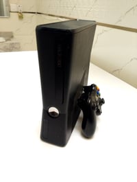 Xbox360 slim  320 G ذاكرته  كامل مع ملحقاته  بيه خلل بسيط منفذ قرص يعل...