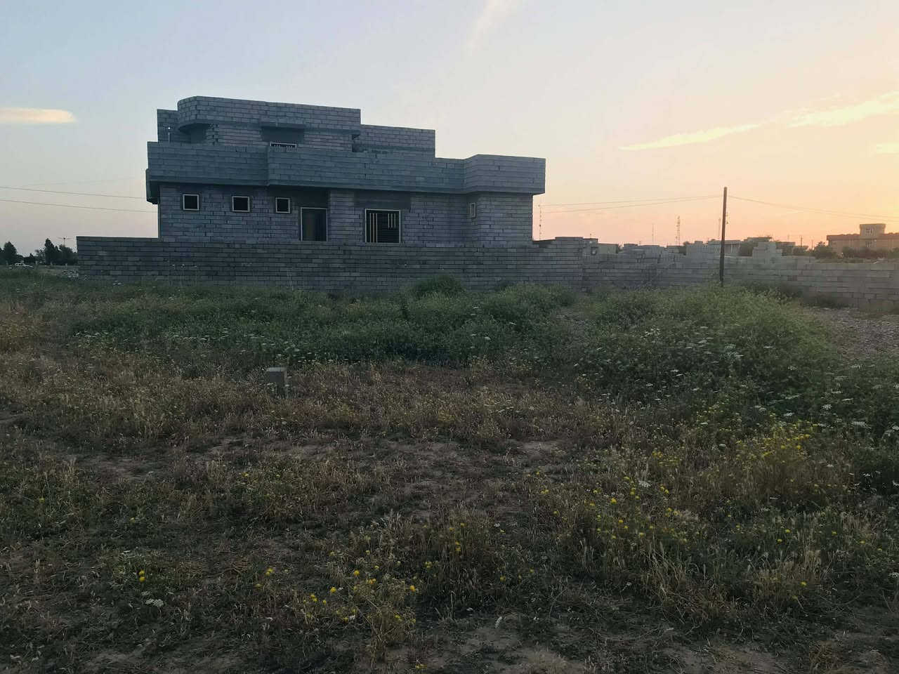 للببع قطعة ارض خدمات كاملة شوارع مي كهرباء يمها بيوت سكنية المنتزه غريب عليها المساحه 256 متر بيع مستعجل بسعر مناسب***********
