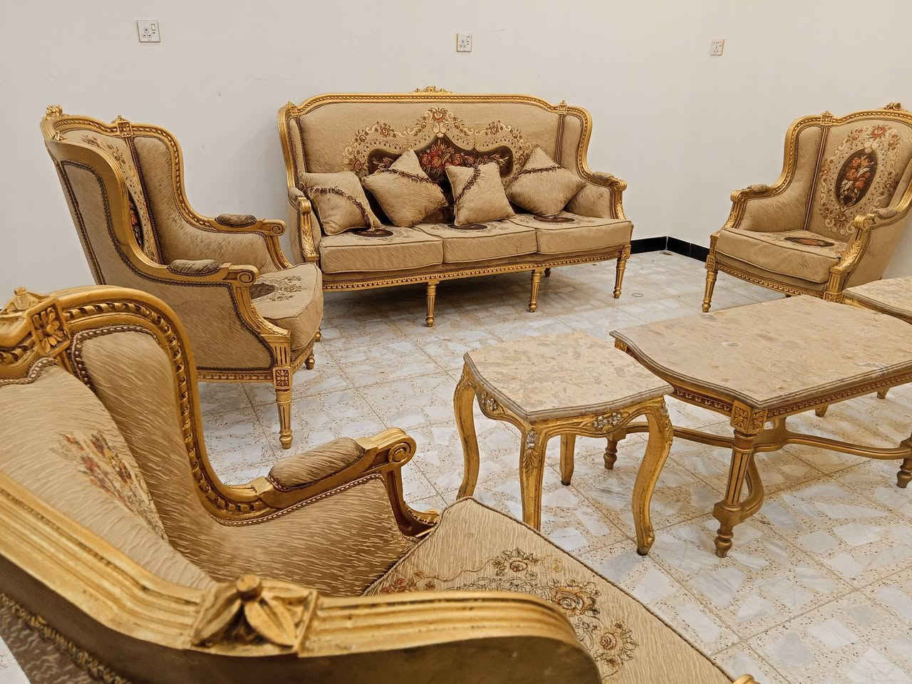 تخم زان بيمصري 10 مقعد النظافه جيده زائد طبلات وحده كبيره واثنين جانبيات زائد فاترينه المكان بغداد الاتصال على هذا الرقم واتساب اتصال***********
