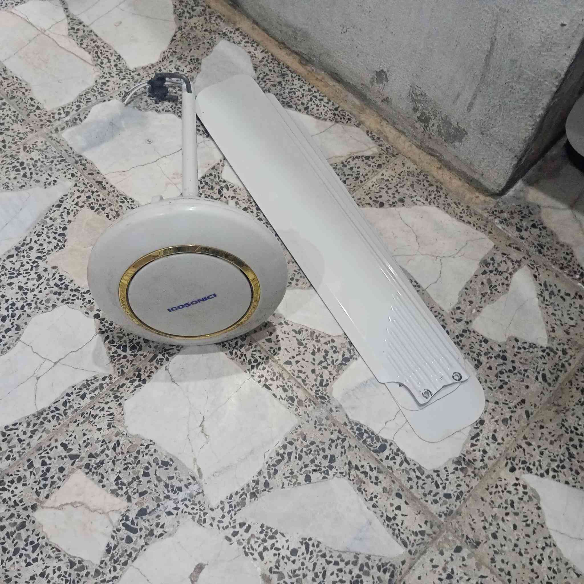 للبيع مستعجل مكاني بغداد حي الجهاد *********** متواجدة وتساب 
طباخ ابو 4 شغال كله 
كنتور ابو 3 نضيف جدا 
صوميه وديه غاز ودوشك نفرين وبنكات 2
كاونتر سنك وملحق نضيف جدا للاستفسار ***********
