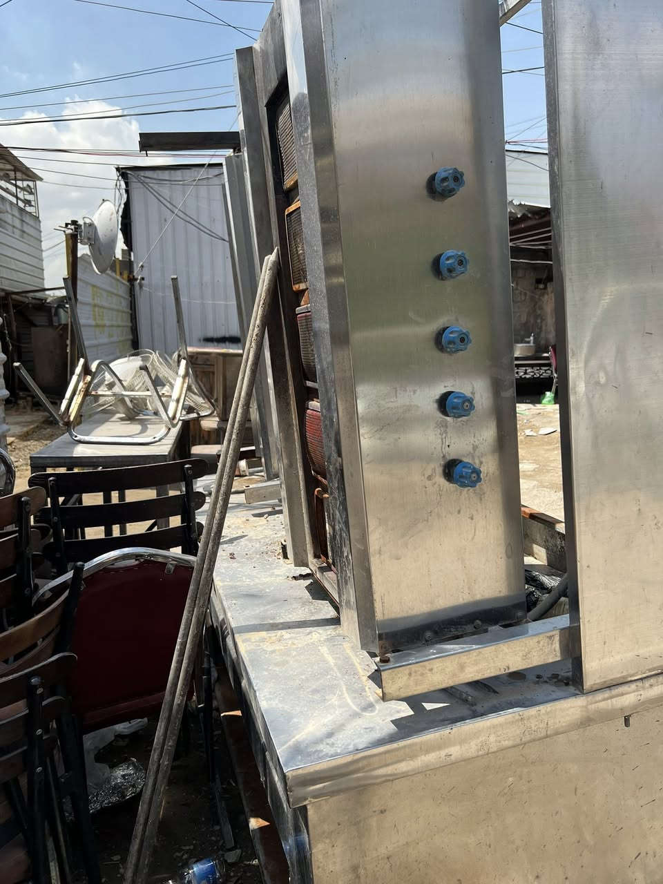 غراض مطعم للبيع شوايه مزدوجه نضيفه السعر ٦٠٠ وبيه مجال ماطور ساحبه كبيره مكينه معجانه ايضا ابواب بيبي سي الضهر امرايه سعر الباب ١٥٠ عدد الابواب ٧ مختلف الاحجام ماطور ونج مستعمل شغال السعر ٣٠٠ للتواصل *********** مكاني بغداد
