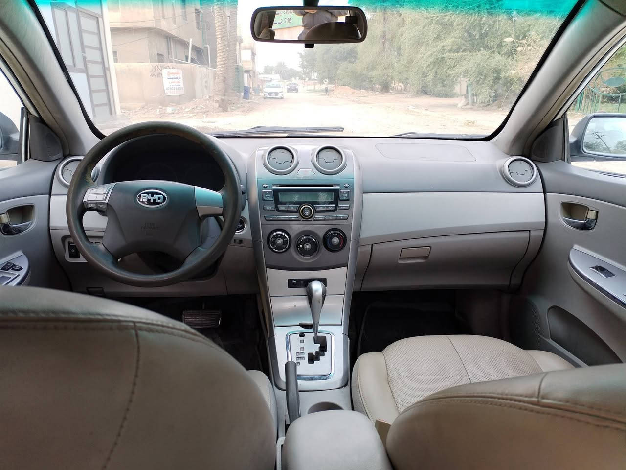 السلام عليكم للبيع بي واي دي موديل ٢٠١٥ رقم بغداد كير اوتوماتيك مكينه ١٨٠٠ سياره جاهزه مابيه اي نقص مواصفات فتحه تحكم ستيرن بصمه تدفئه وتبريد مكان السياره سريع حي العامل مجاور مسبح الرافدين السعر ٥٩ تلفون ***********
