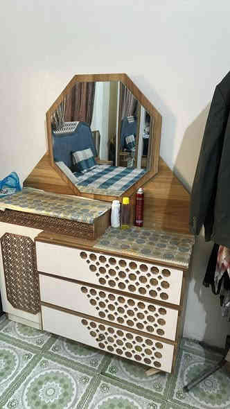 غرفه تركي مابيه اي عيب نضيفه سعر 450 الف وبيه مجال بصيط 
العنوان. الخضر شارع جياشي محلات ال رشيد ***********
