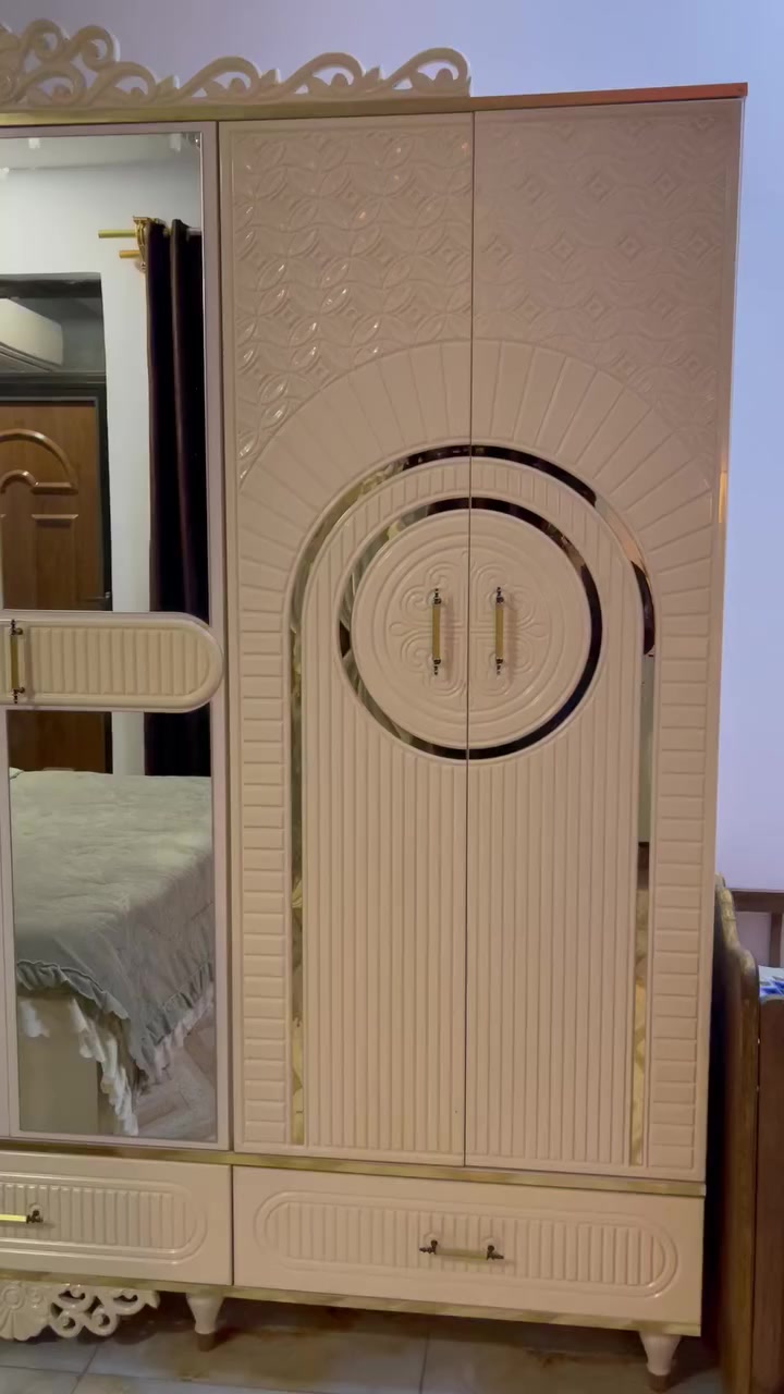 غرفه نوم عدد القطع 9 شغل درجة اولا سيئنسي بدون ضرر  وياها مرايه غيافه  بعد بس اني مشادها تجي بوكس بي مجر ومرايه مفصخها وضامها الغرفه كلش نضيفه السعر 900 وبيها مجال العنوان بغداد جسر دياله الجديد للستفسار اتصل ***********
