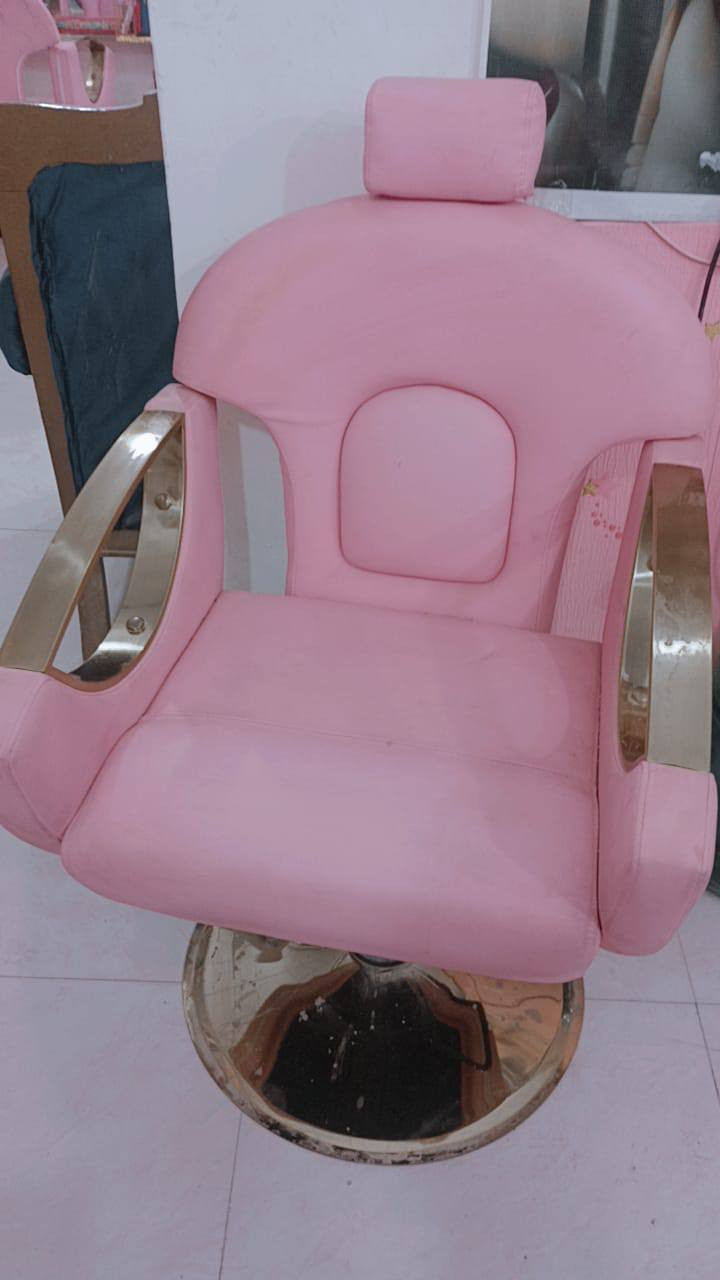 سلام عليكم 
للبيع كرسي حلاقة العدد 2
السعر الواحد 200 
***********
