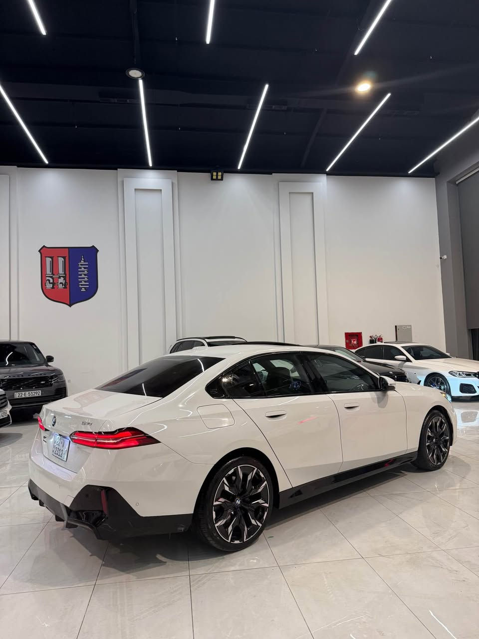 BMW 530i 2026 Mpagae Full Option 
عدد المسافات 6 الف فقط میل ماشيه يعني زيروو 
مكينة: 20 توين توربو ✅
كفالة كير ومكينة كلها بشرط بلادي برغي ممفتوح بيها صاروخ ماشاء الله سيرفس كامل.
جاملغ خلفي صبغ قباغ صندوق مبدل مكان واحد تعديل .
مواصفـات لكجري Luxury بدی ام باکیج M
. داتا شـو (لاينر) + كيج (عداد) الكتروني
. فتحة سقف ) .
. ناضور ليلي AR
. رادار 360 درجة + رادار نقاط عمياء
. رادار تحديد مسار وخطوط شوارع
. كشنات هيتـر + خزن ميموري
٤ كاميرا ٣٦٠ درجه ) .
. تغيير الصوت وتغيير الاغاني عن طريق البعد (اشارة اصابع)
. ويل M 
. لايت اوتو عالي ناصي + ماسحات جام اوتو
. تشغيل عن بعد
. اوتو ستار + اوتو هولد 
. دشبول ليزري عدد الوان متغيرة
. صندوك كهربائي بصمة  + عن بعد
. سستم صوت سماعات هارمان كاردون
. مواصفات هواية متنعد ذكرت عدد منها
سيرفس كامل وتخم تایرات جدید
رقم اربيل  تحويل مباشر جاهزة من كل النواحي
السعر: 455$  💵 وبيها مجال شوية ومستحيل اكو اختها بهذا السعر على هيج نظافة ونصبة ماشاء الله
العنوان: اربيل 
 *********** ☎️
واتساب - اتصال أربيل, العراق
