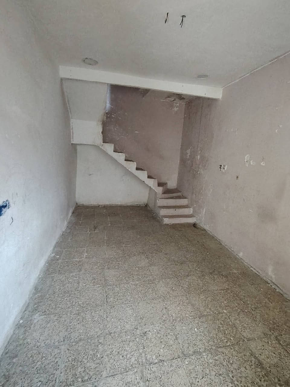 بيت للايجار الدوانم فرع واثق البيت يحتاجلة تنظيف البيت اعلى من الشارع غرفتين ومطبخ وصالة وطرمة صغيرة 250 الف .. الاستفسار ***********.. غير متواجد فيس
