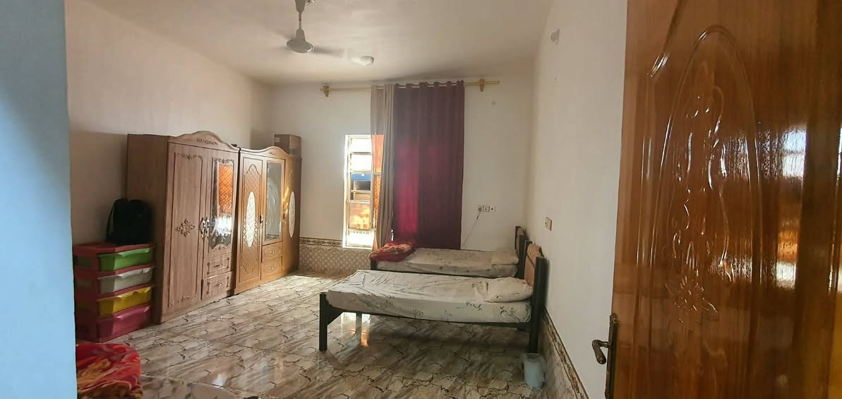 الدار للبيع المساحه 217متر طابو زراعي سند 25 بناء حديث طابوق السقف صب كونكريت يتكون من غرف نوم ثنين وستقبال وصاله ومطبخ مجمع صحي خارجي وداخلي وطارمه وممرات داير البيت الموقع شارع المعاره قرب الحاج محمد كامل 
أي استفسار إتصال على الرقم التالي واتساب *********** 
أو مراجعة مكتب ابو زهراء التميمي شارع المواكب مقابل حسينية الخزرج
