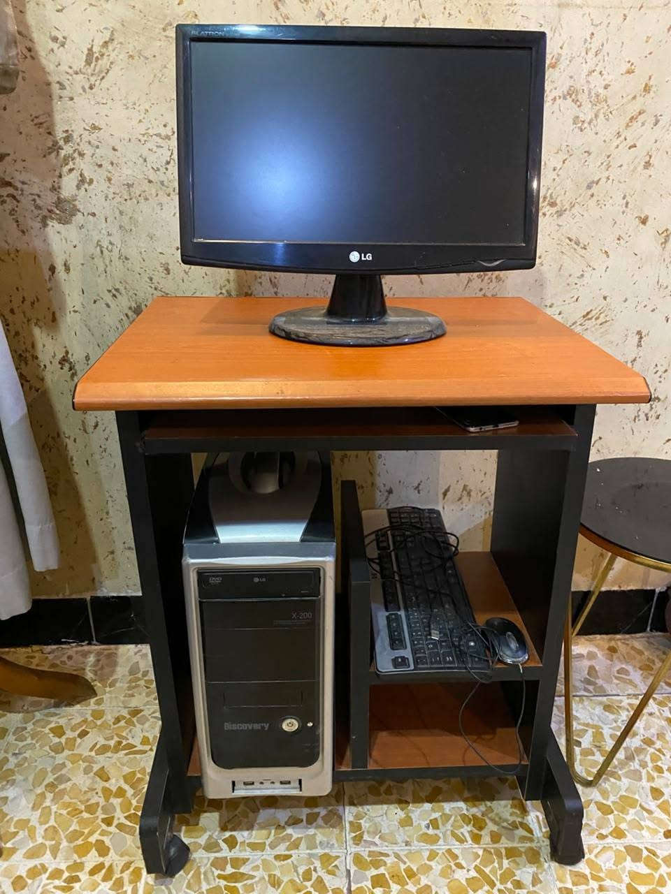 ميز ب 60 مع شاشه بلازما خاصه بيه وكيبورد وماوس           ***********
