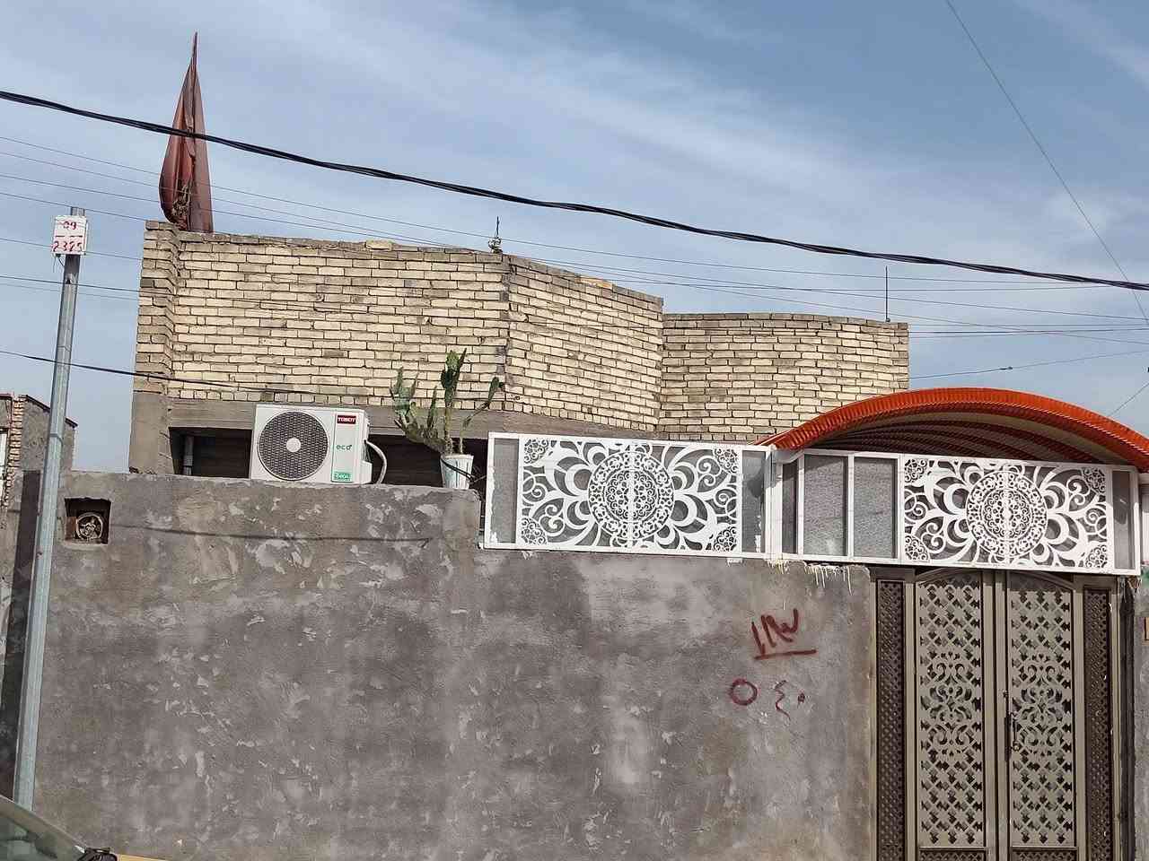 سلام عليكم بيت طابق ونص مساحته 160متر موقعه حيطارق الوصط بين القديم ولوصط بنص قرب سنتر حيطارق بيت يحتوي ٣غرف وصاله جبيره ومطبغ ومنورين واستقبال وحمام وصحيات تاخلي وخارجي وتواليت ولكراج البيت بناه جديده حديث طابوك جمهوري لبيت رفت مجاري  تبليط لفرع ورصيف ومقرنص مي خطين لبيت صاير عله شارعين تبليط الوصط والقديم سعر97وبي مجال ***********
