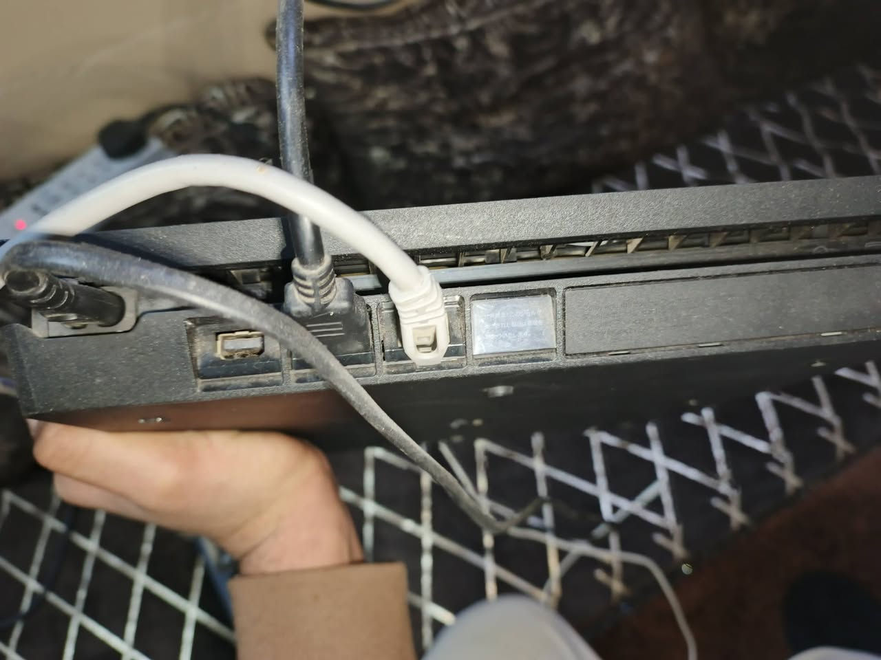 سلام عليكم بلي 4 سلم مهكر نظام 11 +ذاكرة ون تيرا جهاز نضيف ما مفتوح لوك ستيكر مستعمل اقل من 5 اشهر مع يو بي اس850 فالكون مع جويستك اصلي واحد مع 14 لعبة قوية 
1-اساسن كريد اوديسي
2-بلاك اوبس 6
3-بلاك اوبس3
4-بيس ٢٦
5-غوست اوف تسوشيما
6-هيتمان 
7-بيس 18
8-رزدنت ايفل 2ريميك
9-رزدنت ايفل 4ريميك
10-رزدنت ايفل7
11-لعبة السنة ذا ويتشر
12-گوست ريكون
13-ايام مضت
14-سبايدر مان مايلز
عنواني موصل جانب ايسر حي الزهراء 
للتواصل خاص او رقمي واتساب
*********** السعر ٣٠٠ وبي مجال
