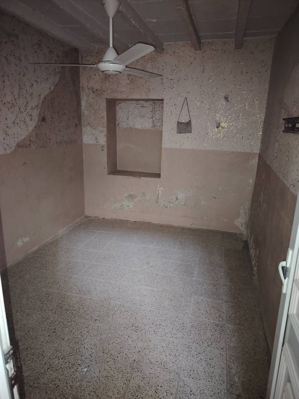 دار للبيع منطقة المنصور مساحة 72 متر يحتوي الدار على غرفتين واستقبال وصحيات الدار ب اسم صاحبة الشرعي السعر ٤٥ الاستفسار ***********
