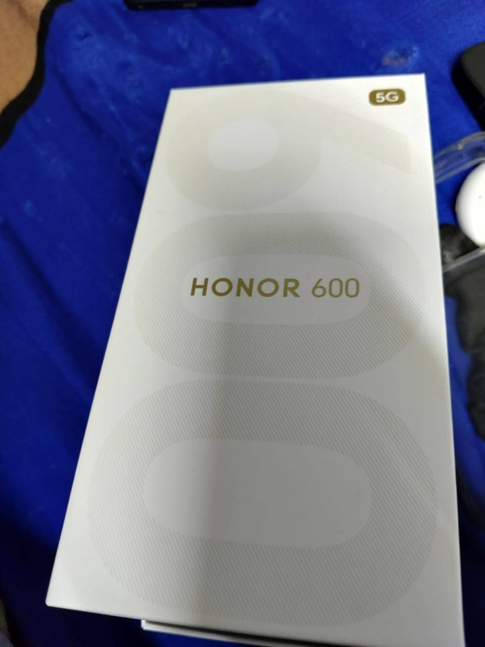 AMOLED بحجم 6.57 إنج
دقة 1.5K فائقة الوضوح
معدل تحديث 120Hz
ألوان غنية وسلاسة عالية
🔹 المعالج
Snapdragon 7 Gen 4
أداء قوي للألعاب والتطبيقات الثقيلة
كفاءة ممتازة في استهلاك الطاقة
🔹 الذاكرة والتخزين
12GB RAM
512GB Storage
مساحة ضخمة للصور والفيديوهات والألعاب
🔹 الكاميرات
كاميرا رئيسية 200MP مع مثبت بصري OIS
كاميرا واسعة 12MP
كاميرا أمامية 50MP
تصوير فيديو 4K
🔹 البطارية
7000mAh
شحن سريع 80W
عمر بطارية استثنائي يدوم طوال اليوم وأكثر
🔹 المميزات الإضافية
مقاومة ماء وغبار IP68/IP69
سماعات ستيريو
NFC
5G
بصمة داخل الشاشة
IR Blaster للتحكم بالأجهزة المنزلية
🔥 HONOR 600 بطارية عملاقة + كاميرا 200MP + شاشة 120Hz + ذاكرة 512GB
مزيج مثالي للاستخدام اليومي، التصوير، والألعاب مع عمر بطارية من الأفضل في فئته
الجهاز جدا نظيف وسعره 550 وصار حرفيا يومين من اخذته والتليفون ذاك اليوم نزل يعني منزلك من سعره 100الف حاله حال الجديد تجي وتتاكد وتفحص وياه ملحقاته الاصليه


**إذا كنت صاحب هذا الإعلان وتريد حذفه لأي سبب، رجاءا أرسل رسالة إلى الدعم الفني**