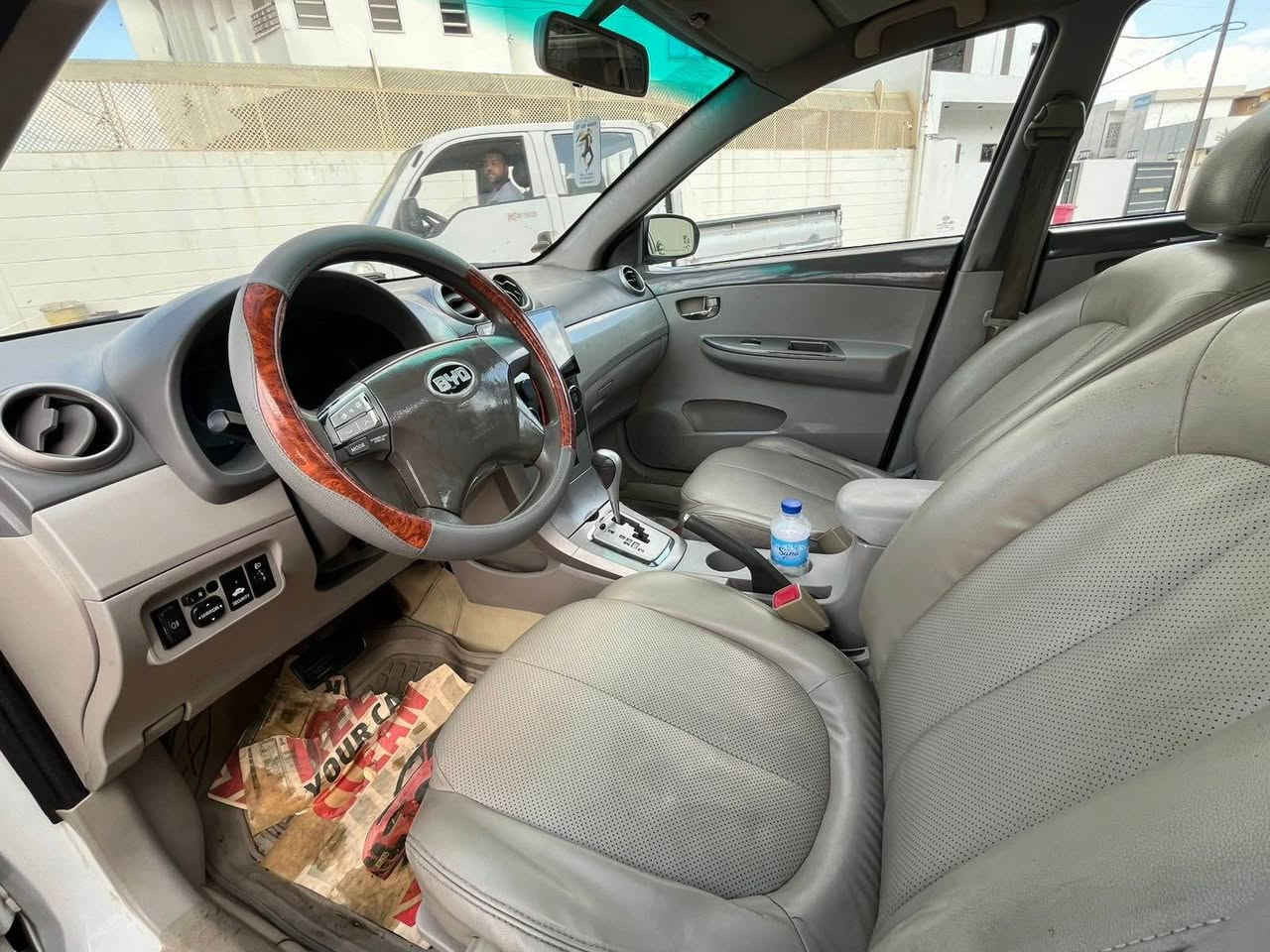 سلام عليكم
للبيع BYD كلين 2014 بدون صبغ كير اوتو
سنويه رقم جديد بيها كود بنزين شرط تحويل
محرك كير شرط تبريد شغال تخم تاير جديد 
كهربائيات كلها شغاله سياره كلش حلوه وجاهزه بدون مصرف سعر 63 بيها مجال كلش قليل مكان سياره كركوك *********** بيها واتساب هم كركوك, العراق
