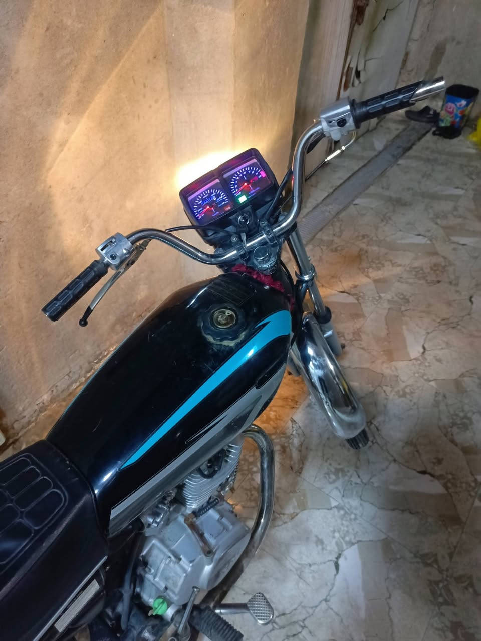 السلام عليكم دراجه شاصي نامه امتياز 2014 اوراق اصولي مكينه نامه اصلي غراض كله جديد من ضفيره وكهرباء كامله دبلات امامي وخلفي كشن تانكي كله جديد  السعر ٦٠٠وبيهة مجال ***********
