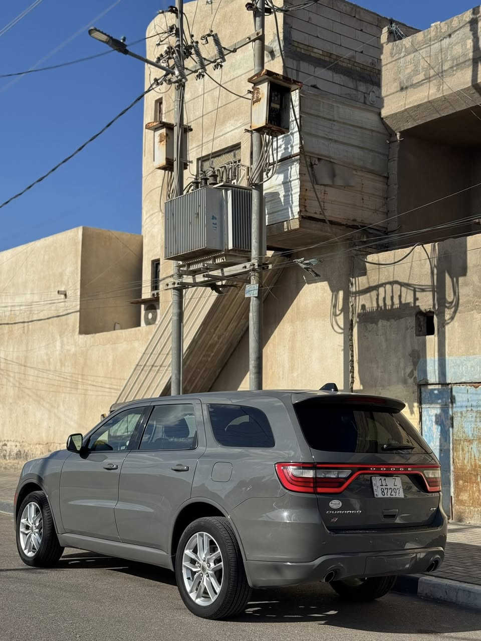 السلام عليكم شباب دوج دورنگو موديل 2023 وارد امريكي ع ايدي سياره جديده بمعنى الكلمه ماشي ٣٢ الف . GT سياره بدون فتحه فقط  بيها هواي موصفات شاشه جبيره تدفئه كشنات جنطه كهربائي فور ويل هوك خلفي والى اخره 
بأسمي ترقيم جديد صوره الحادث بالاسفل  مكاني بغداد بسمايه 
السعر /325وبيها مجال 
هاتف /***********
