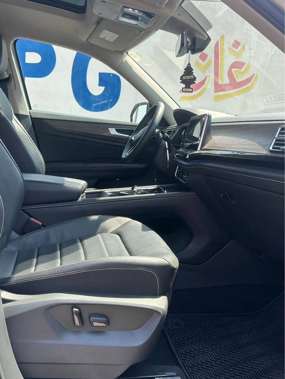 کوردی /عربی 
*********
دروستكراوي :-VW 
مۆدێل :- atlas 
ساڵ : 2024 
بزوێنەر : V4 2.0L
بگۆری بزوێنەر : Automatic 
سوتەمەنی : بنزین
دۆخ : بەکارهاتوو
ماوەی ڕۆشتوو:   42.000 km
تابلو ئوتومبێل : کاتی  
ليدراو : جاملخ و كةميك بونت سيارة بى ارباك 
***********
النوع :- VW
المودیل :- atlas
السنة : 2024 
المحرك :  V4 2.0L  
ناقل الحركة: Automatic
نوع الوقود : بنزین
الحالة: المستخدم 
عدد اميال :    42.000 km      
رقم السیارە: کاتی 
ضرر:- جاملخ شوية بونت سيارة بدون ارباك 
**********
***********
عنوان : اربيل  mm أربيل, العراق
