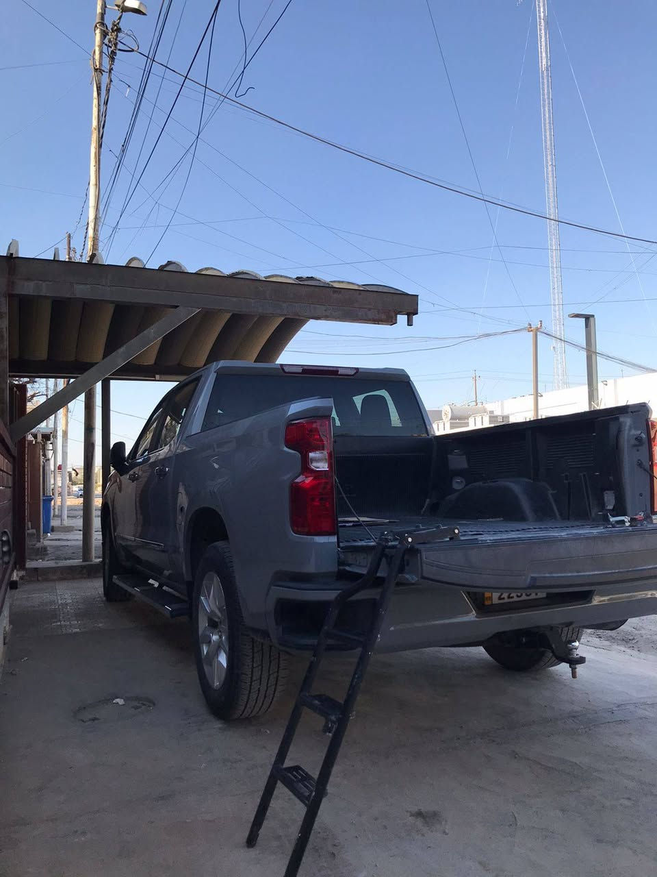 السلام عليكم
رجاء اخواني اقرا المنشور قبل لا تتصلون 
الوحش شوفرليت سلفرادو للبيع
موديل 2024
اللون سمنتي المميز 
باب طويل بدي قصير المرغوب
رقم اربيل انكليزي باسمي تحويل
حادثه جدا بسيط  بدون دواخل موجود بل صور
جاملغ امامي بارد مرجع بس بدلته وضميته الابلادي موجود
ايرباك دركه فقط ومبدله دركه ابلاديه مو تصليح وباقي ايرباكات سليمه يعني واحد فقط
سياره كفاله عامه ماعدا جاملغ امامي
مواصفات كوستم معروفه 
بصمه 
وكشن كهرباء 
جنطه كهرباء
وتشغيل عن بعد
وتحكمات تثبيت سرعه
رادار امامي
تو ويل 
محرك 2/700 
شلعهه طياره تخبل

ولباقي مواصفات معروفه
ماشيه 25 ميل
تخم تاير جديد
سياره بيهه اضافات هواي  من
الامارات
مثل
غلاف جنطه مع درج صعود
دوسات ابلاديه
شباك z71
دوشمه كشنات جلد وكاعيات جلد بلاديه من امارات
تغليف دركه
داش كام اصلي من امارات
درج صعود الى بدي
تغليف استيرن
مع هوك سحب
جك او غراض الاسبير كامل
مكانه بغداد/الكرخ
***********  بي واتساب
اتصل وبيك خير وتدلل
