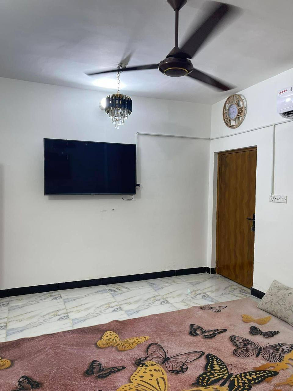 السلام عليكم
بيت للبيع بالشعب بشارع الصحة مقابل جامع الحق 
المساحة ١٦٠ الواجهة٨ النزال ٢٠ الطابق الأول كراج وحديقة واستقبال وصالة ومطبخ حار ومطبخ بارد مفتوح على الصالة وحمام والطابق الثاني ٣ غرف وحمام وسطحين بناء مسلح ترميم 2024 السعر 270مليون وبي مجال 
للاتصال(***********) 
لل مراسلة واتساب (***********)
تمت إعادة النشر بسبب الوعود الكاذبة .
