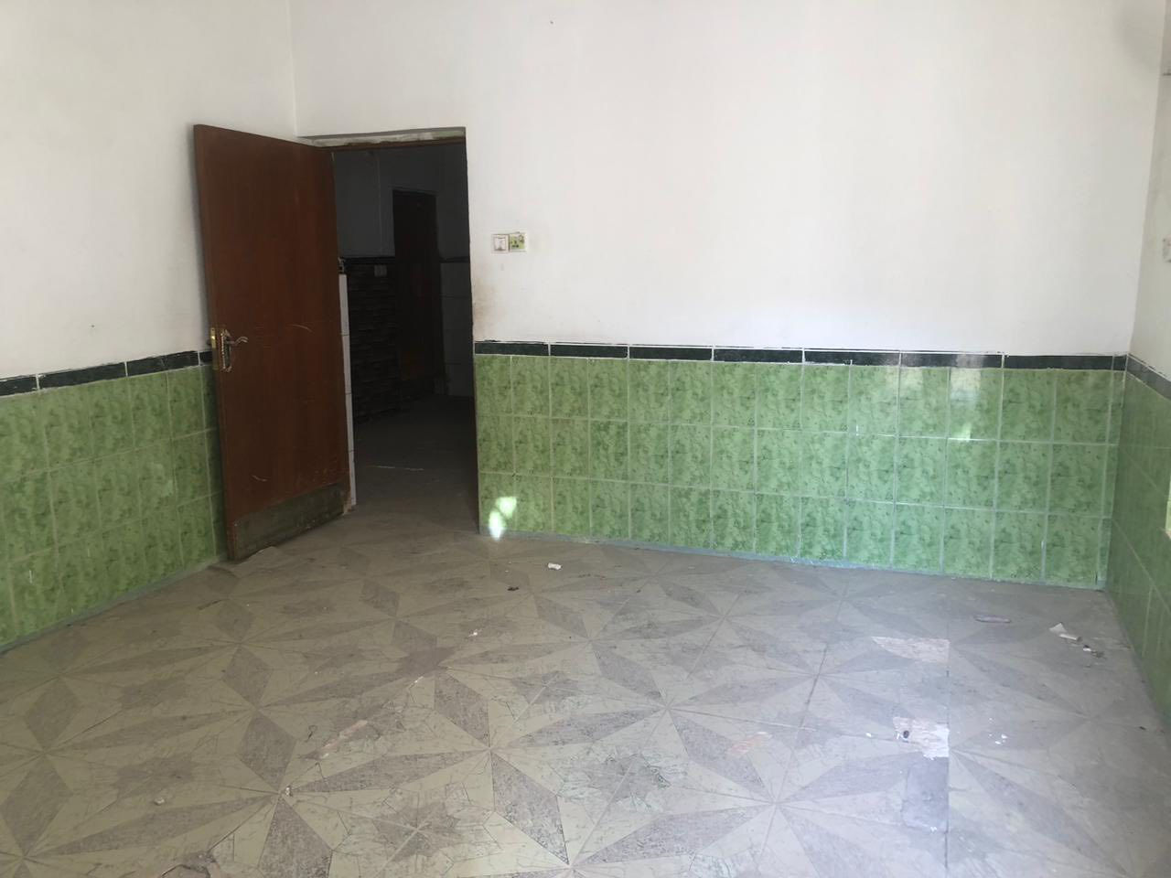 السلام عليكم للبيع دار في الكوفه حي الجامعه على الشارع الفاصل بين الجامعه والمتنبي مساحه 200 متر
يحتوي على 5 غرف الدار تجاري مع محلات 2 مؤجرات طول السنه مع الدار 
(بس بسبب البيع طلعت المؤجرين)
***********
