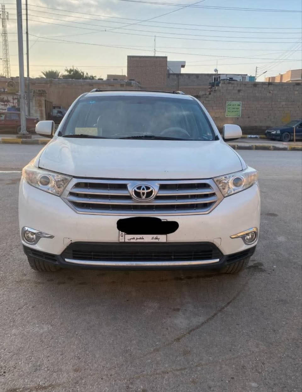 (بسم الله الرحمن الرحيم)  هايلندر 2011 رقم بغداد بأسمي  محرك 3500 V6  تو ويل ماشية 147ميل لون أبيض صدفي محرك كير بلاد  لارواجز لاتنقيص وما مفتوح سيرفس بشركة المبدع وكيل تويوتا بالفلوجة يعني تبديل الدهن والصيانة كله عدهم والوصولات عندي دهن الكير مبدل أيضا       غرفته نظيفة مثل ما موضح بالصور   لايت زنون أصفر ناصي عالي    السيارة مال جناي يعني ما مخلي بيه اي نقص   مواصفات فتحة سقف  كشن كهرباء   شاشة تدفئة كشنات تبريد ثلاث  قطع السيارة ما تحتاج اي شي لا صدر  لا بريك  وطخم تايرات جديد    السيارة مبدل جاملغ جهة الراكب والبنيد مصبوغ فقط مابيه دواخل     السعر 190 مكان /الانبار /القائم   للأستفسار ***********
