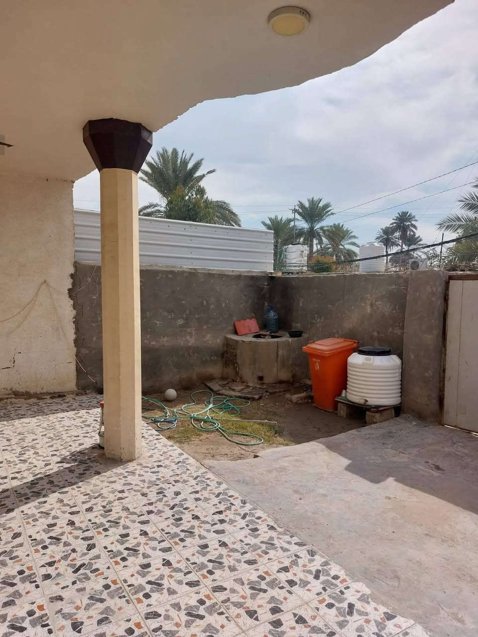 عقار يصلح بيت للسكن او حسينية لخدمة الزائرين عنوانه شارع بغداد قرب الخباطة العتبة طريق مجمع ابن حلوة للفلل صب كونكرت مسلح خريطة كاملة وكافة الخدمات موجودة تبليط مستوصف مدارس سوگ مساحته  ٢٥٠ متر سند ٢٥ يباع مع الاثاث او بدون للاستفسار ***********

