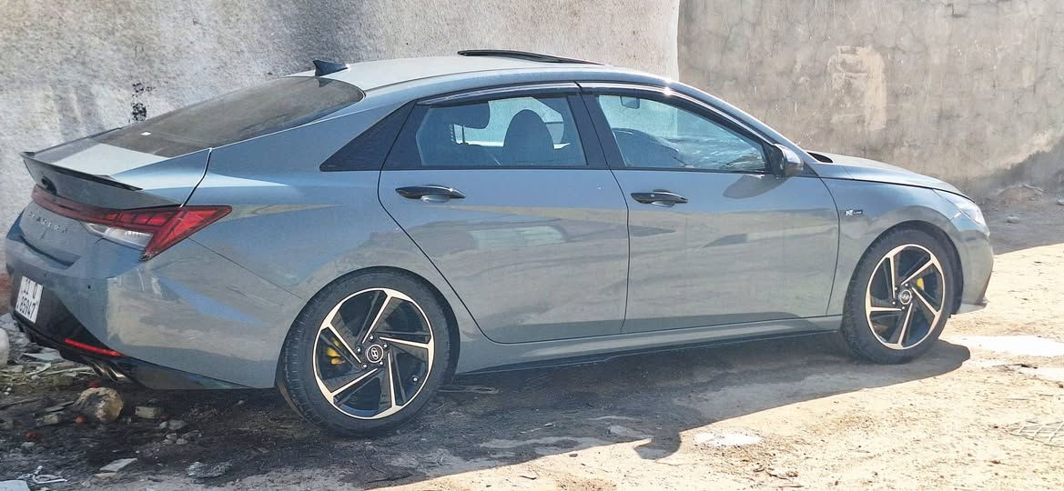 ألنترا أن لاين N line موديل ٢٠٢٣ 

رقم بغداد حرة ماشية ٣٣ الف ميل .

حادث خفيف دعامية وطخات سطحية جانبية بارد لون إسمنتي مميز.

يعني فول مواصفات وبيها محرك وگير أقوى من العادية. محرك ١٦٠٠ توربو ٢٠٤ حصان وگير DCT ٧ نمرات سبورت افضل تقنية گير لحد الآن قوة وسلاسة.

تريد إستخدام عادي تريد رياضي مع صوت كزوز مميز.

فتحة سقف سلايت كهربائي تسخين الكشنات رادارات أمامية خلفية جانبية كاميرا شاشة كبيرة نص الدشبول. مقاعد مريحة بختم ان لاين تحكم مقعد السايق كهرباء فول تحكمات قيادة ذاتية تحديد مسار مثبت سرعة وغيرها.

مكاني النجف الاشرف السعر ١٤٣

الرقم ***********
