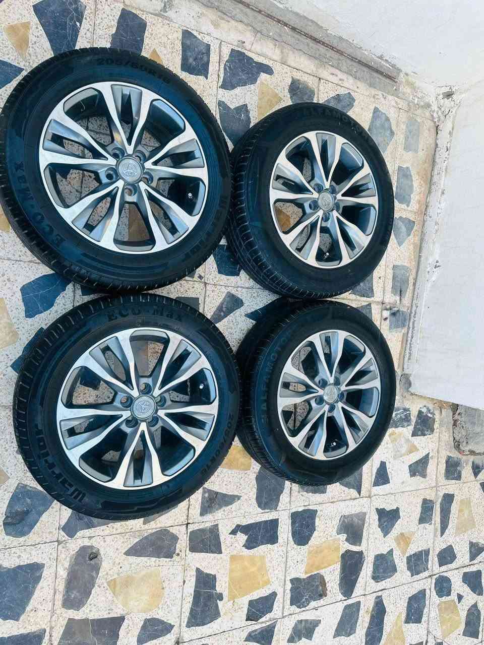 سلام عليكم ويل كب حجم 16 نضيفات كلش تايرات صاله شهر من شادهن لبيع او مراوس ويل كب 17 حسب قناعه ***********
